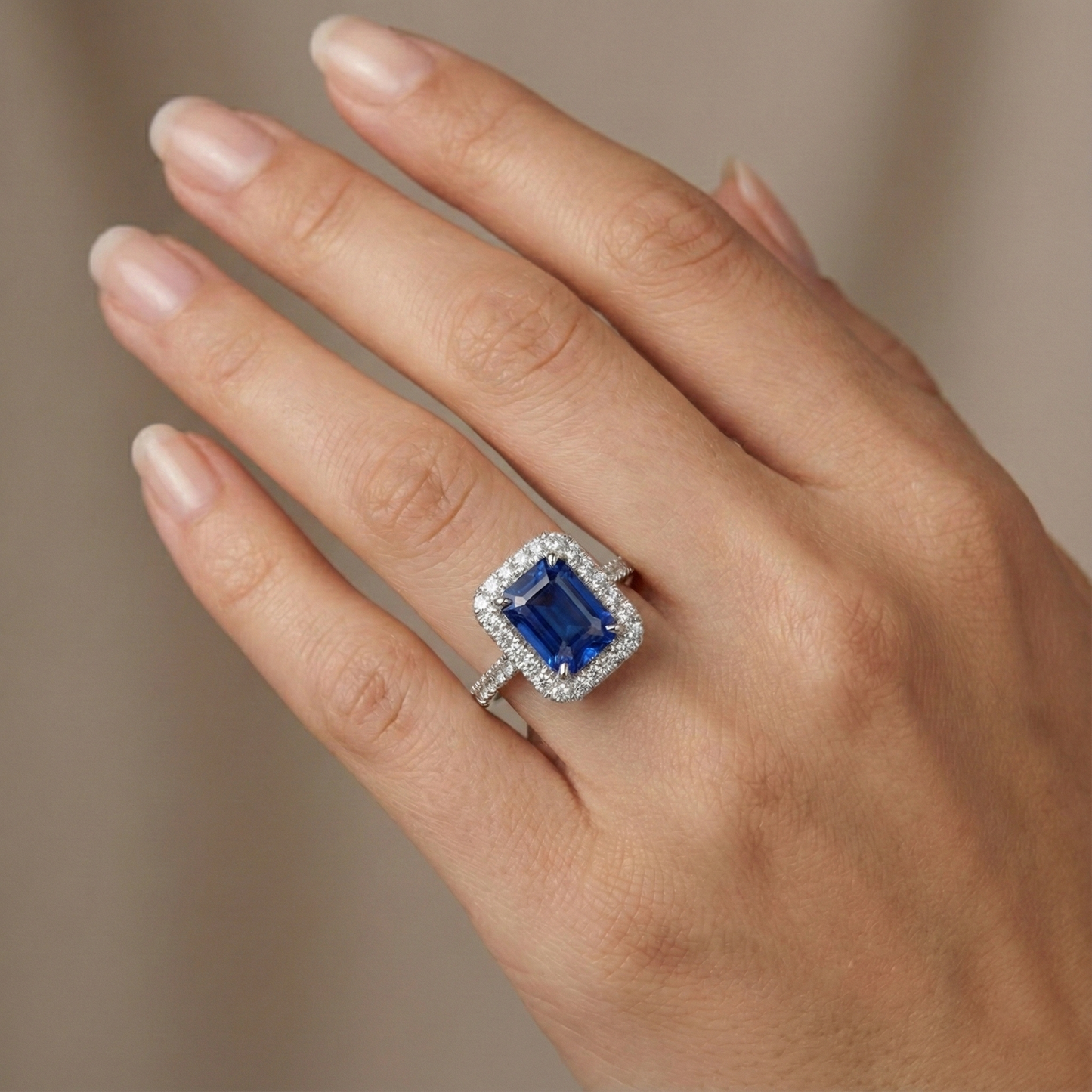 Fede nuziale con zaffiro dello Sri Lanka da 4,30 carati e diamanti in oro bianco 14K