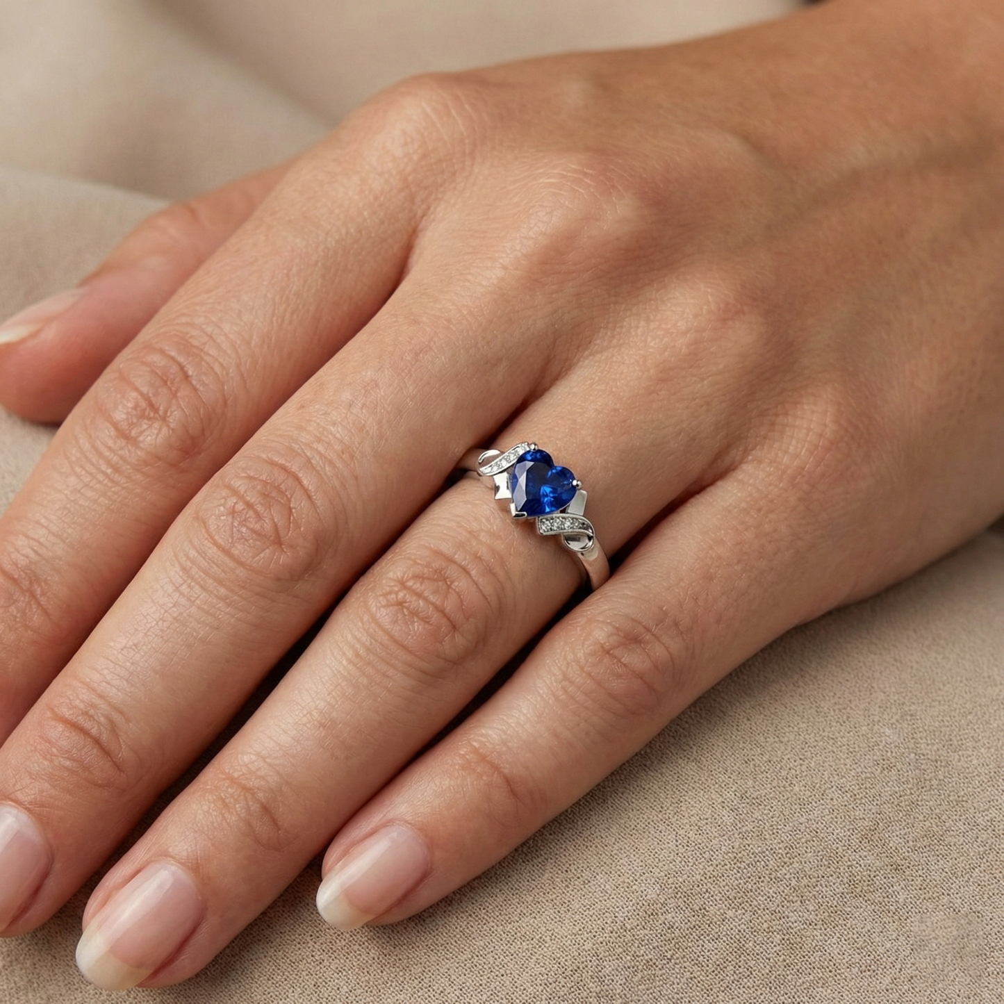 Fede nuziale in oro bianco 14K con diamanti e zaffiro a cuore da 1.80 carati