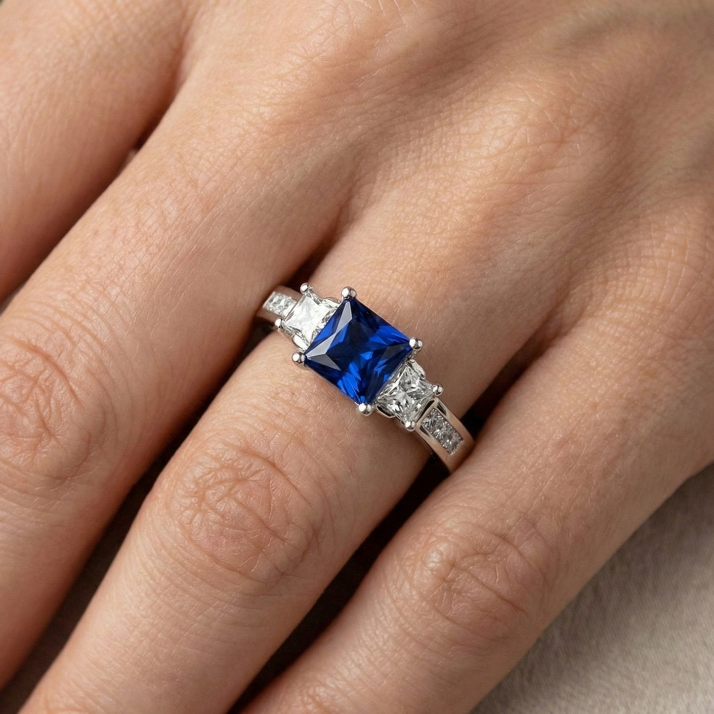 Fede nuziale in oro bianco 14k con zaffiro e diamanti taglio princess da 2.85 ct
