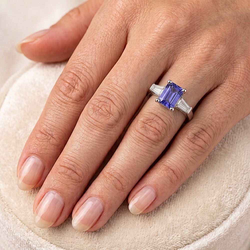 Gioielli da donna Anello con tre pietre di zaffiro blu smeraldo 2.50 carati