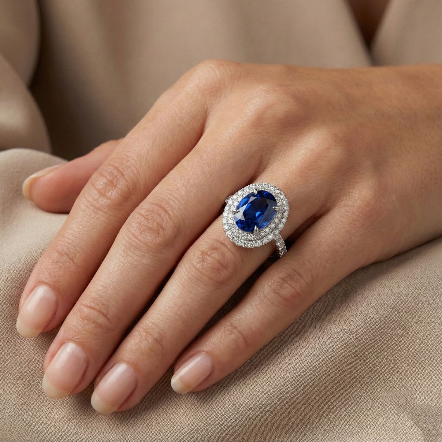 Grande anello ovale con zaffiro blu dello Sri Lanka e diamante. oro bianco da 4.55 ct. 14K