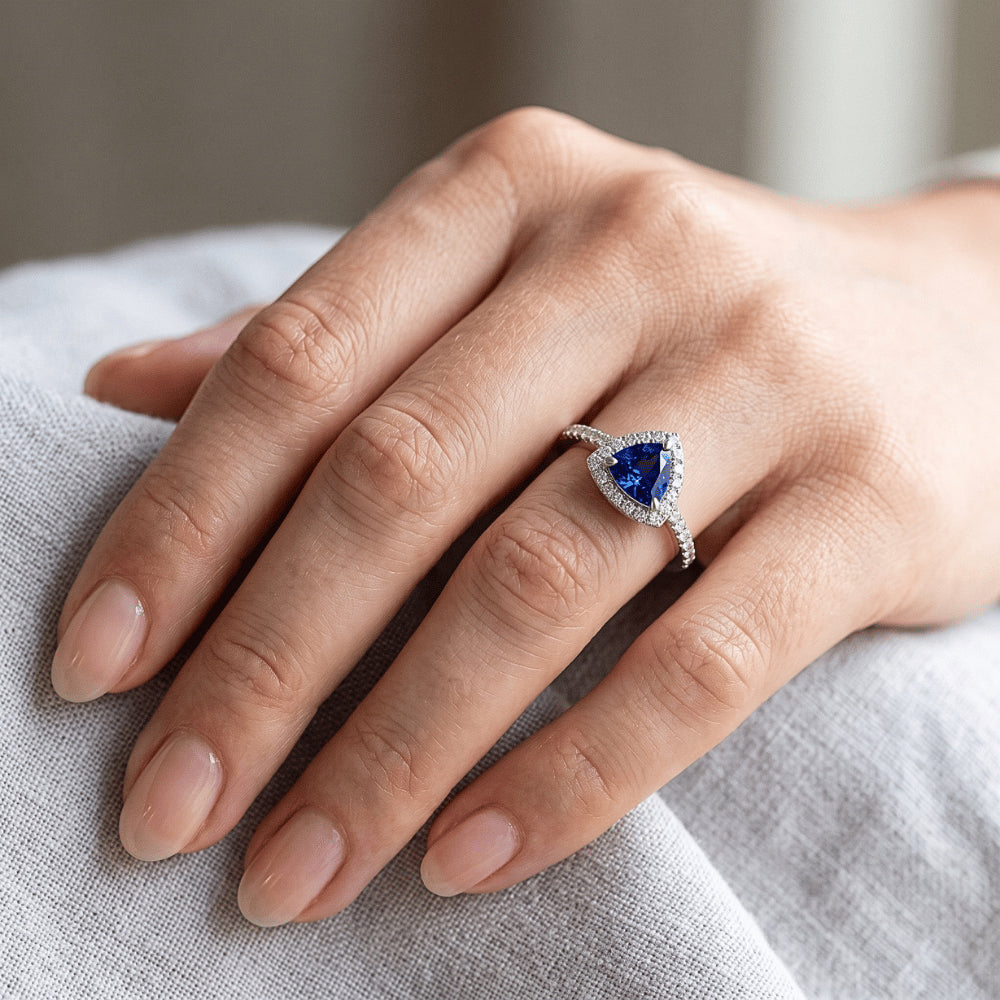 Halo Round Diamond Ring Trillion Sapphires 1,50 carati Gioielli da donna con oro bianco 14K