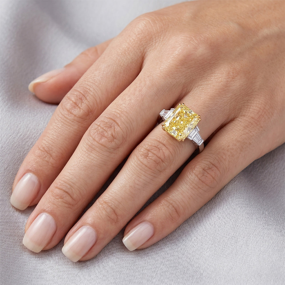 Lussuoso Anello Trilogy con Diamante Giallo Fancy VVS – 5 carati