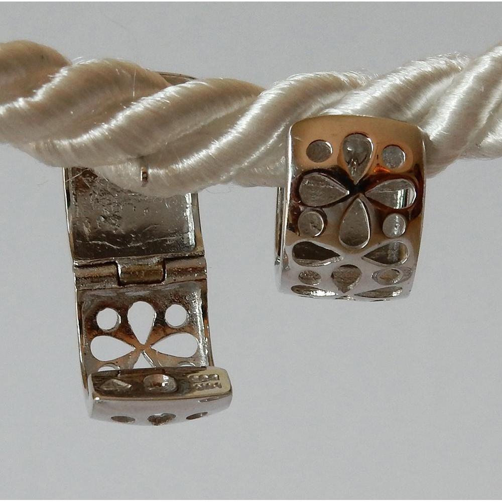 Orecchini Huggies Finitura Opaca Genuino Diamante Rotondo GH Si Finitura Satinata