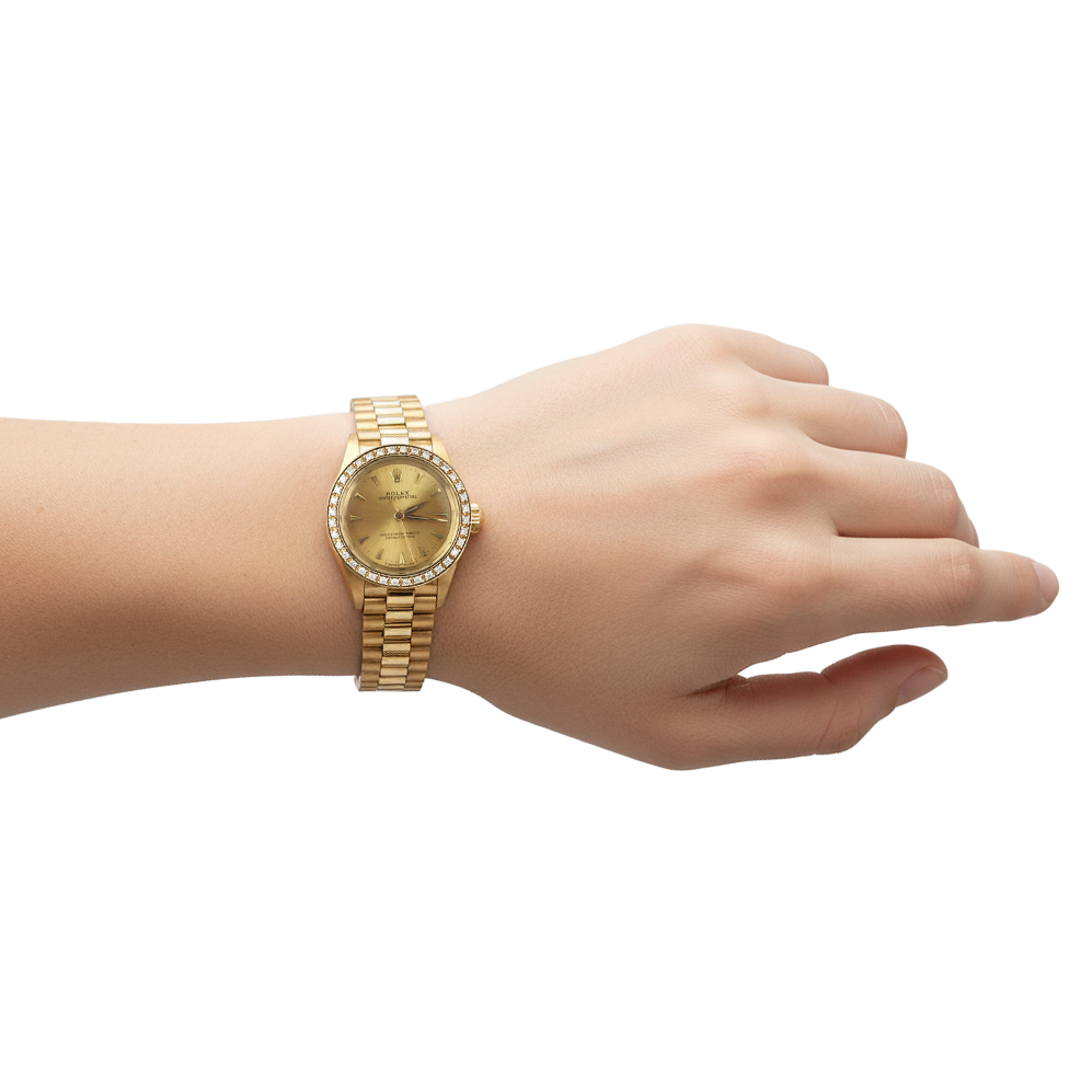 Orologio da donna Rolex Oyster Perpetual con lunetta in oro giallo e diamanti P1