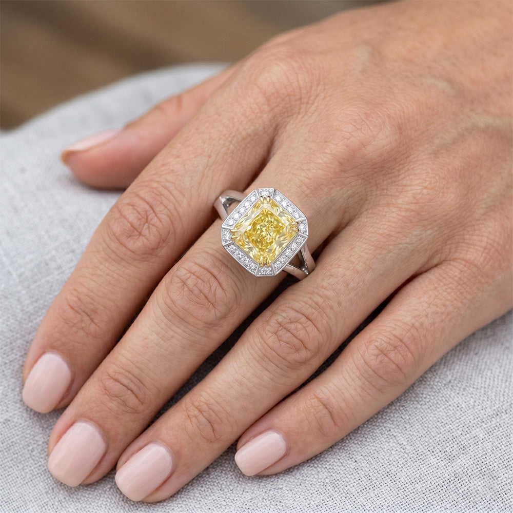 Pavé Diamante Giallo Fancy Anello Halo 4,25 carati – Oro Due