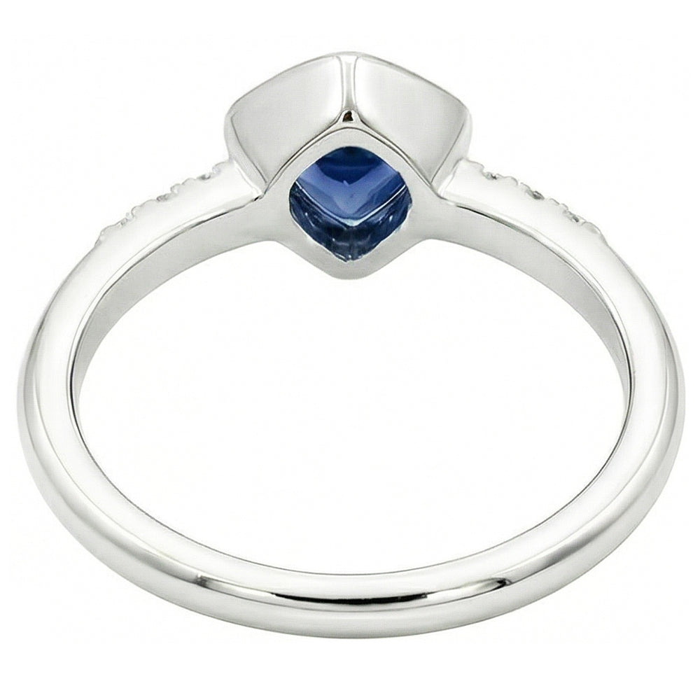 Piccolo anello rotondo con diamanti trilioni di castoni con zaffiro blu 0.75 carati