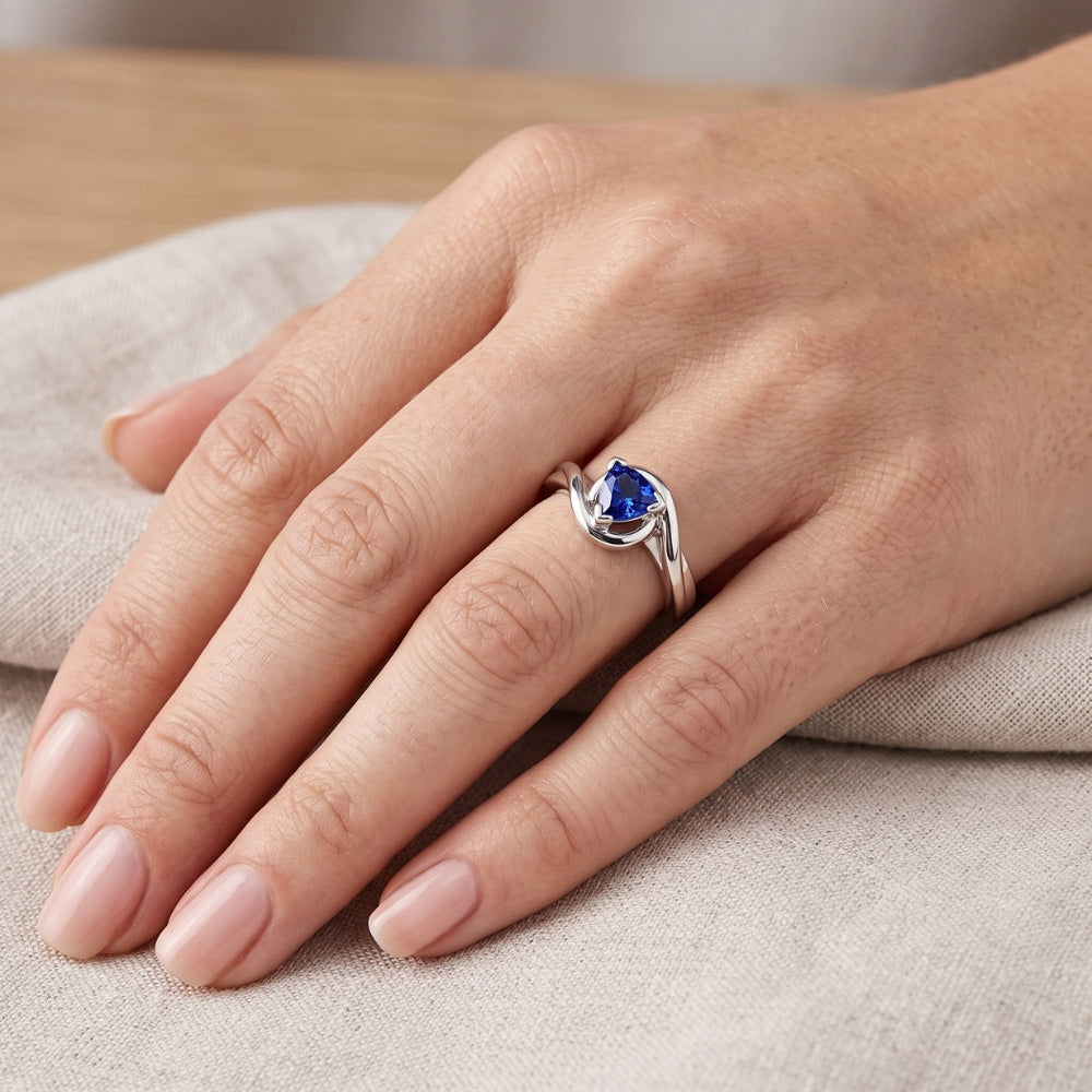 Solitaire Trillion V Prong Blue Sapphire Ring 0,50 carati di diamanti con oro bianco 14K
