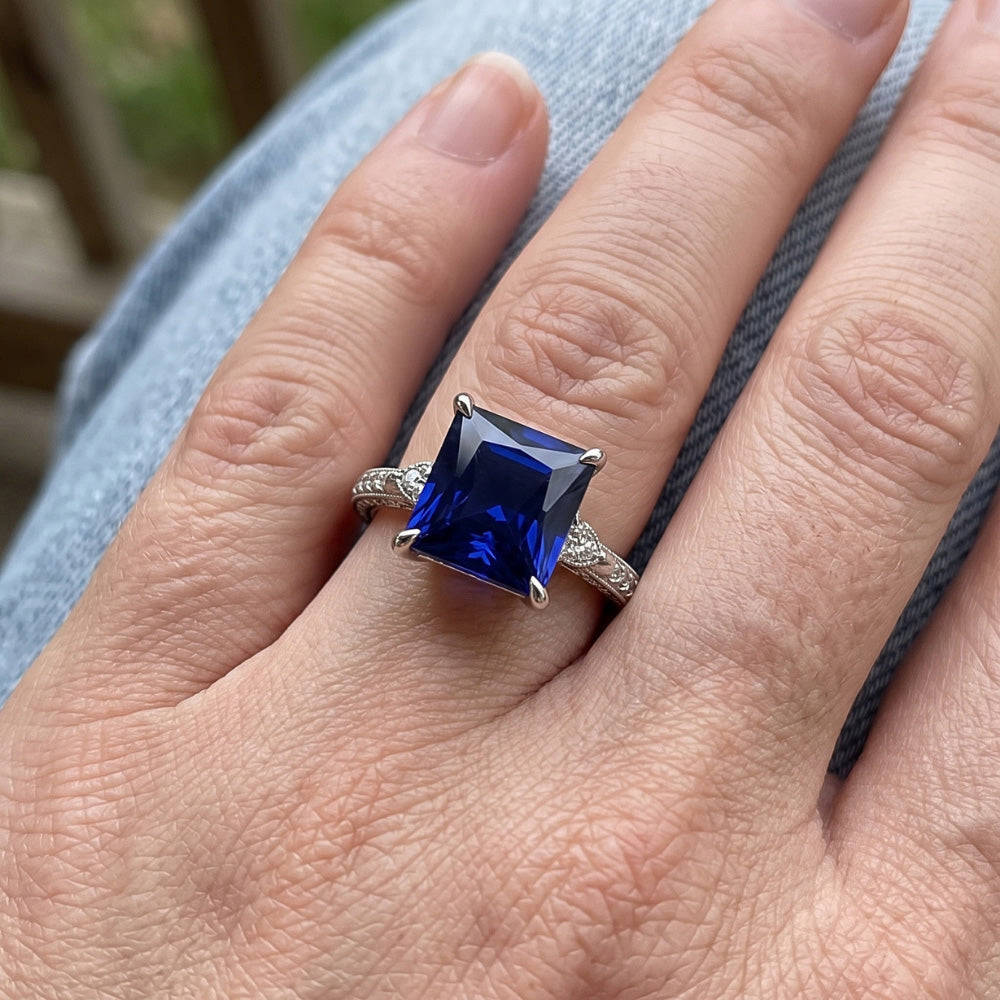 Solitario Princess Blue Sapphire Pear & Round Diamond Accenti 6 Carati