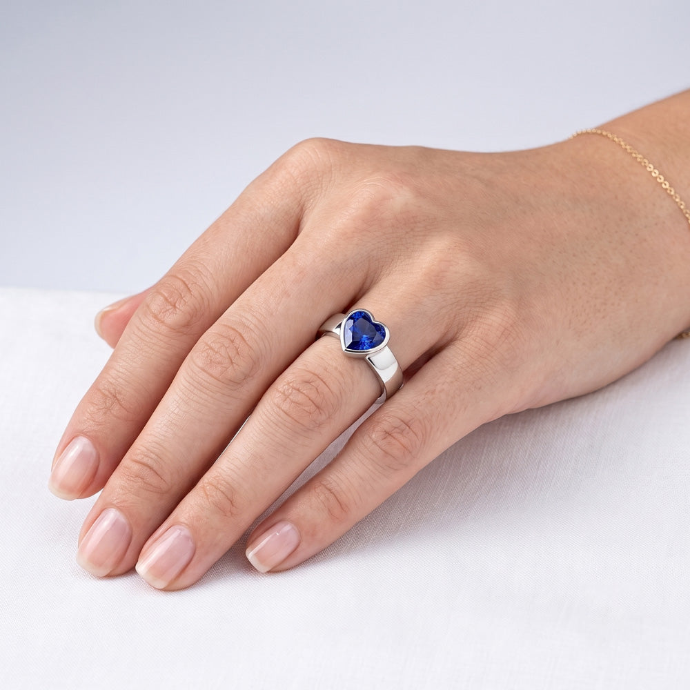 Solitario a cuore in zaffiro azzurro da 1 carato con castone ad anello in oro bianco 14 carati