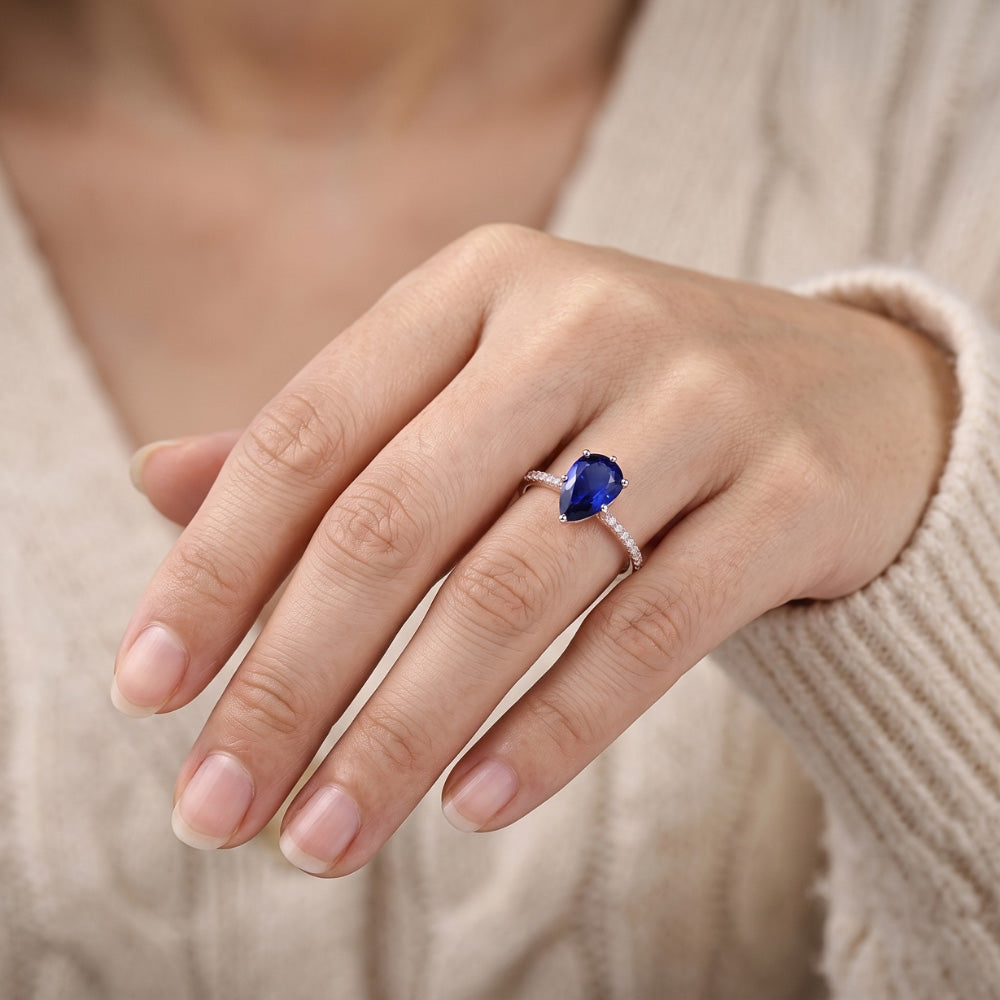 Solitario con pietra preziosa. anello con zaffiro blu e pavé di diamanti. 3.50 carati