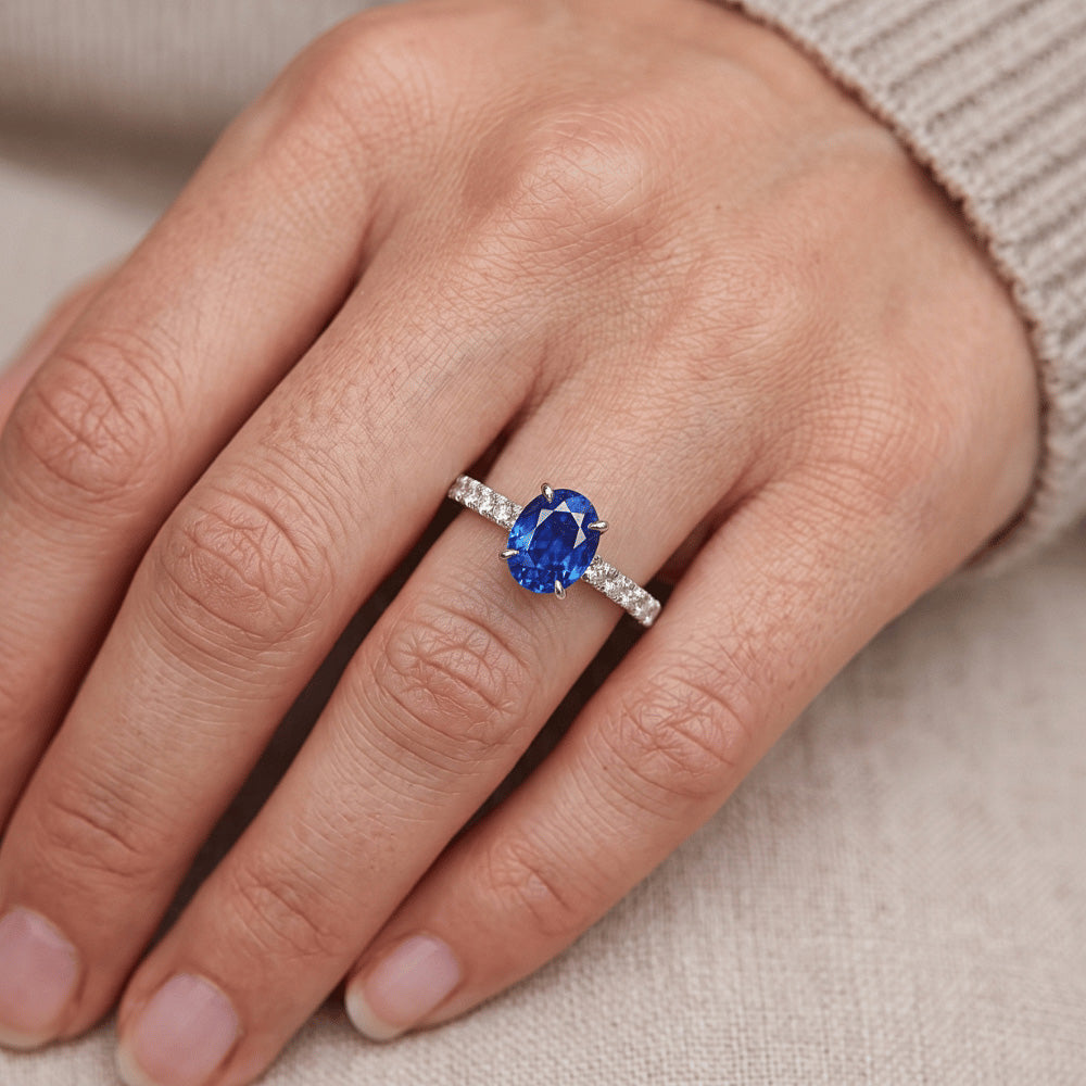 Solitario da donna con accenti Anello zaffiro blu e diamanti 4 carati