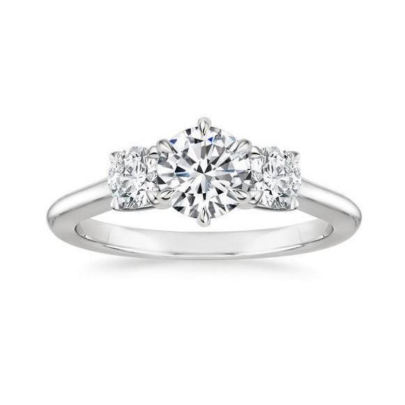Splendida Fede Nuziale In Oro Bianco Con 3 Pietre A Taglio Rotondo E Genuino Diamanti Da 3.25 Ct