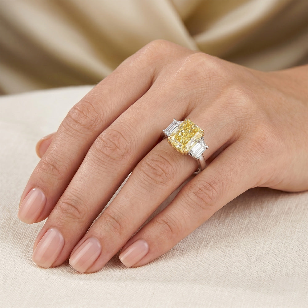Taglio Radiant Diamante Giallo Canarino Anello Trilogy in Oro