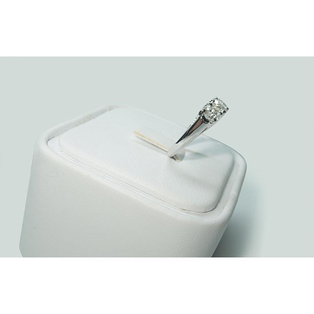 Vero 2.25 Carati. Anello In Stile Lucida Con Tre Pietre Rotonde In Oro Bianco Nuovo