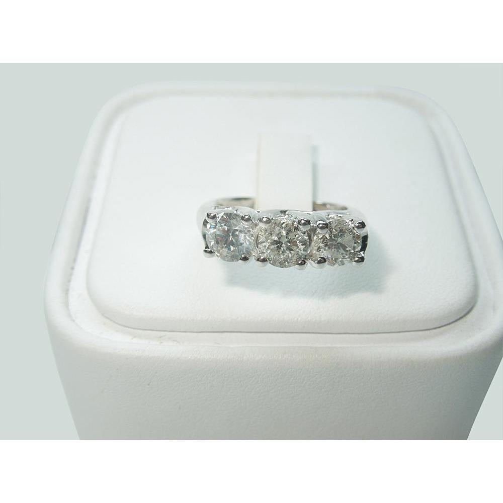 Vero 2.25 Carati. Anello In Stile Lucida Con Tre Pietre Rotonde In Oro Bianco Nuovo