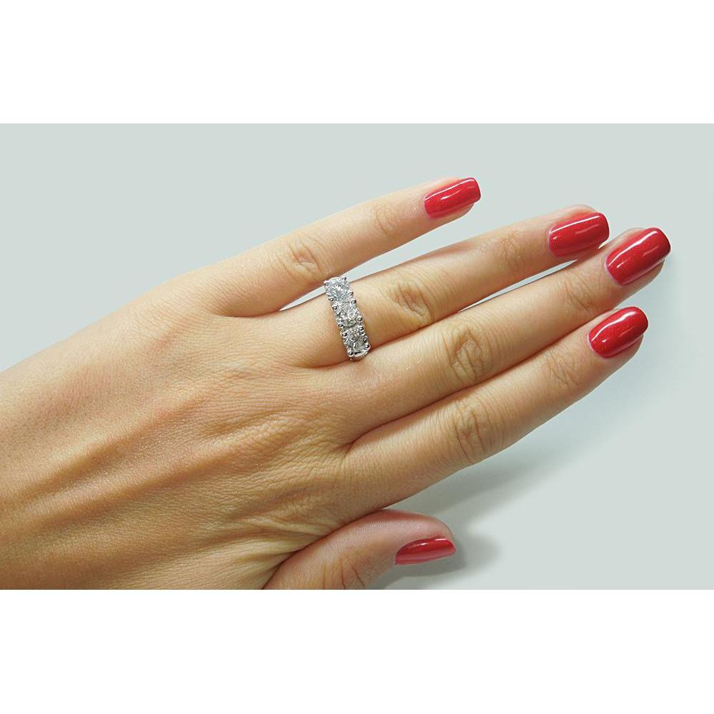 Vero 2.25 Carati. Anello In Stile Lucida Con Tre Pietre Rotonde In Oro Bianco Nuovo