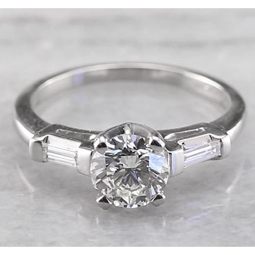 Vero Anello Di Fidanzamento Con 3 Pietre 1.60 Carati Rotondo E Baguette In Oro Bianco 14K