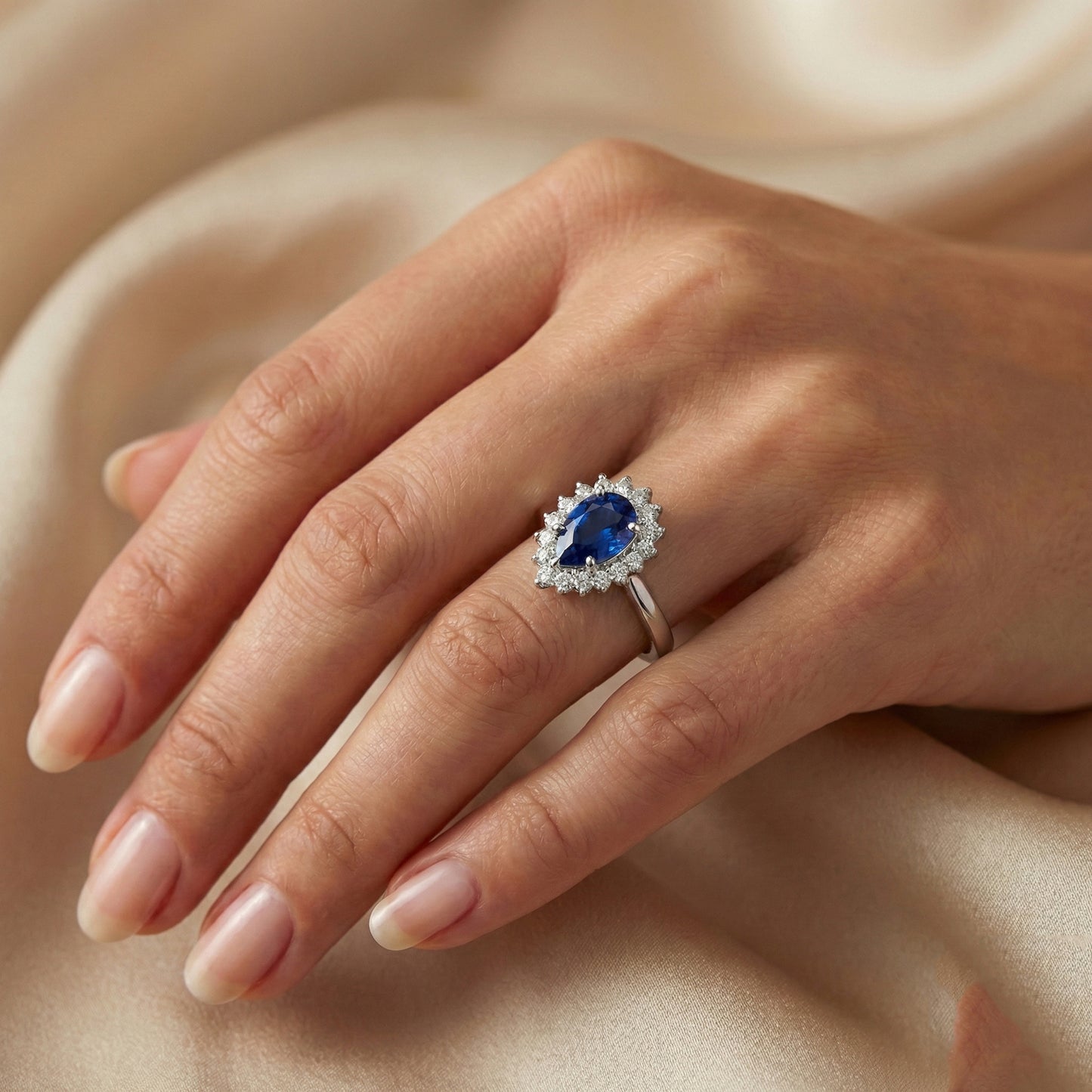Zaffiro blu taglio pera da 1.75 ct con anello di diamanti Lady Gold