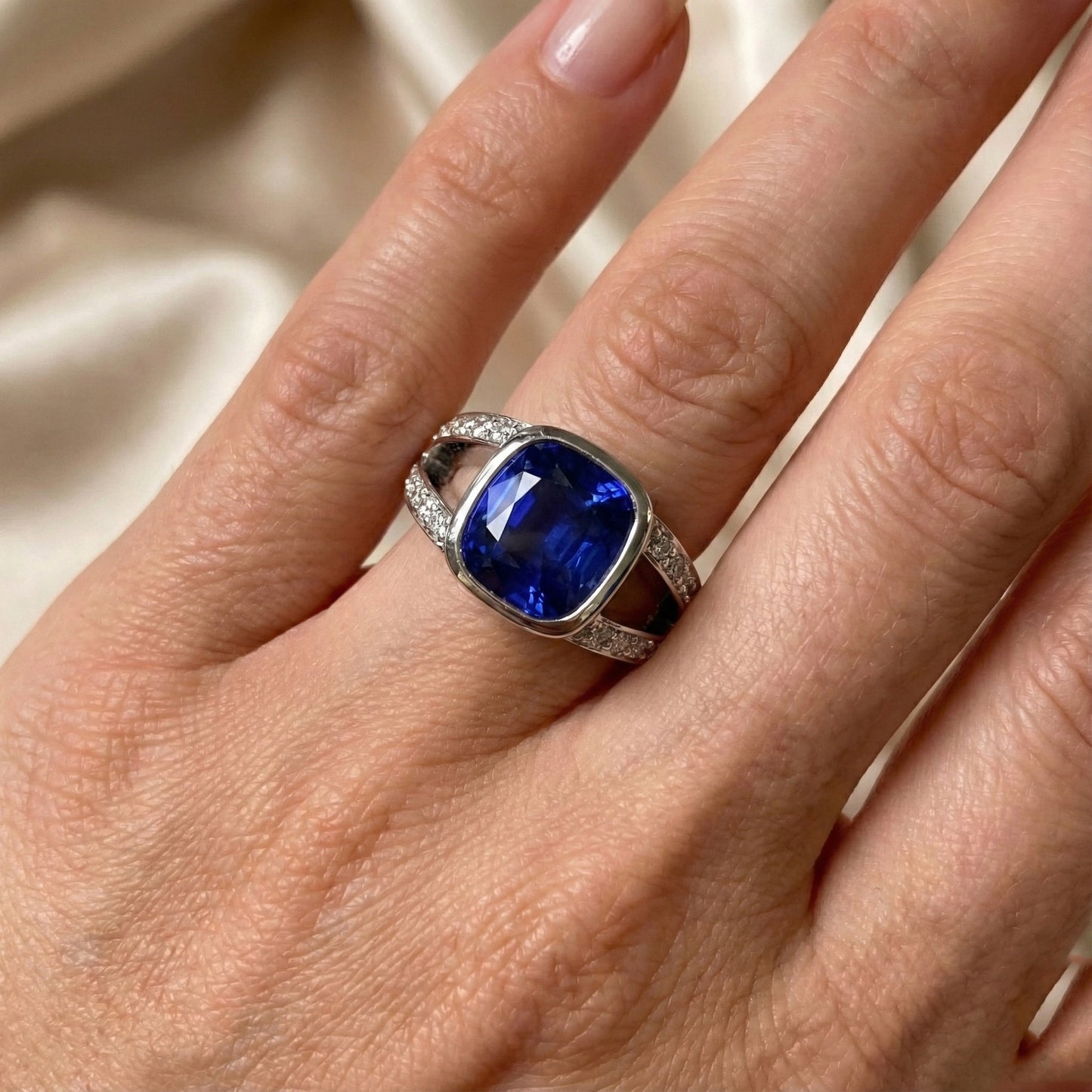 Zaffiro di Ceylon e anello di diamanti in oro bianco 14K 4,50 carati