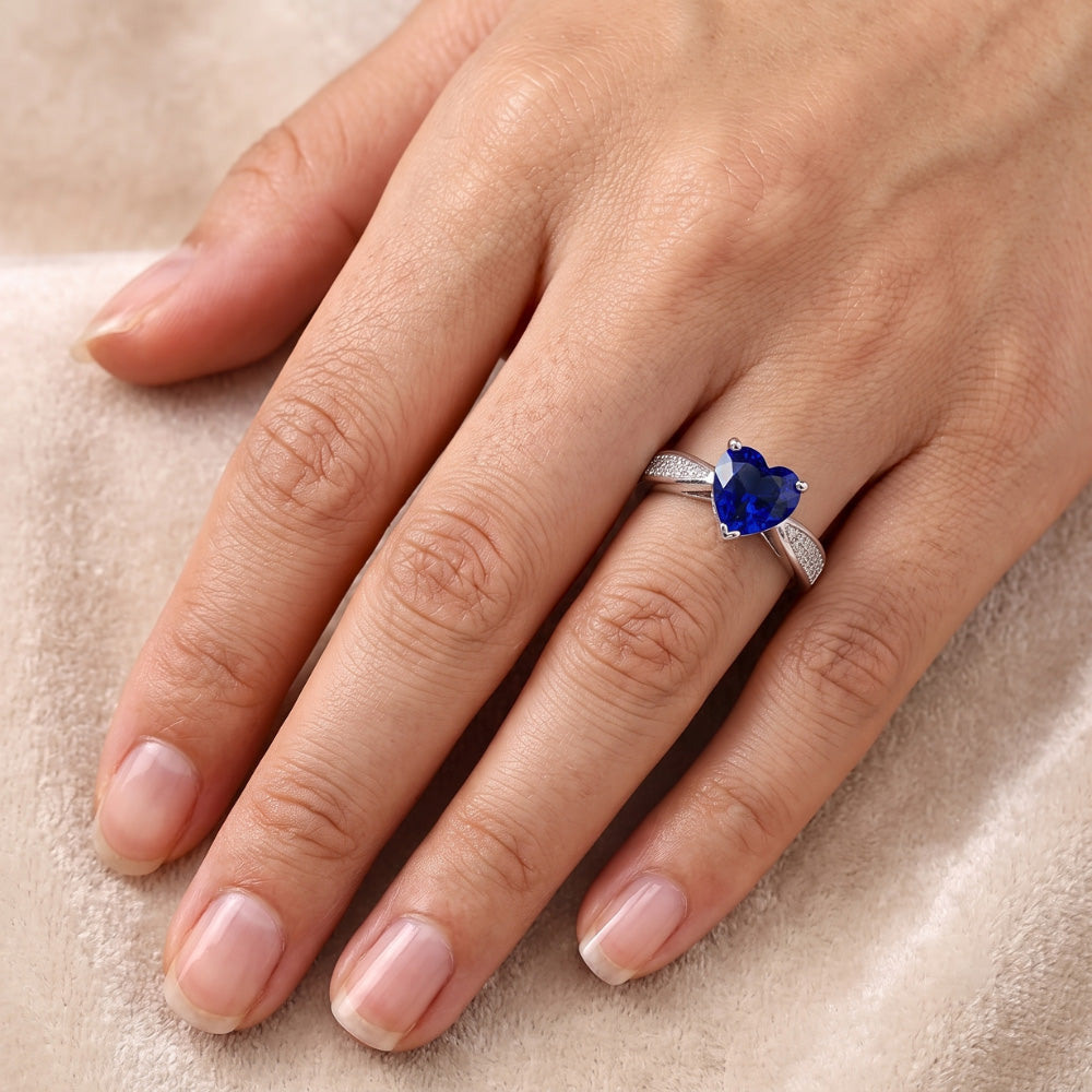 anello a cuore con diamanti a gambo affusolato in zaffiro blu da 2 carati