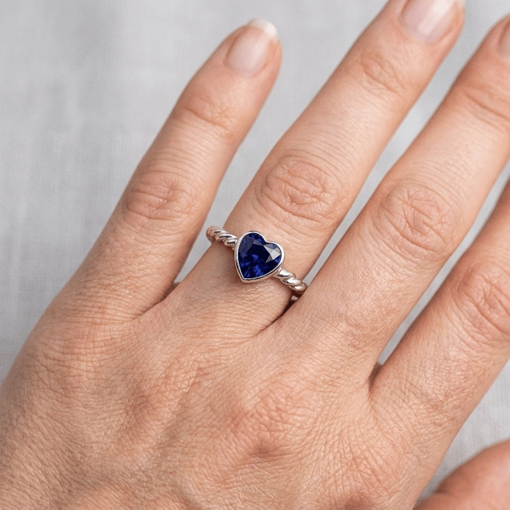 anello solitario stile corda 1,50 carati lunetta in zaffiro blu con cuore incastonato in oro bianco 14K