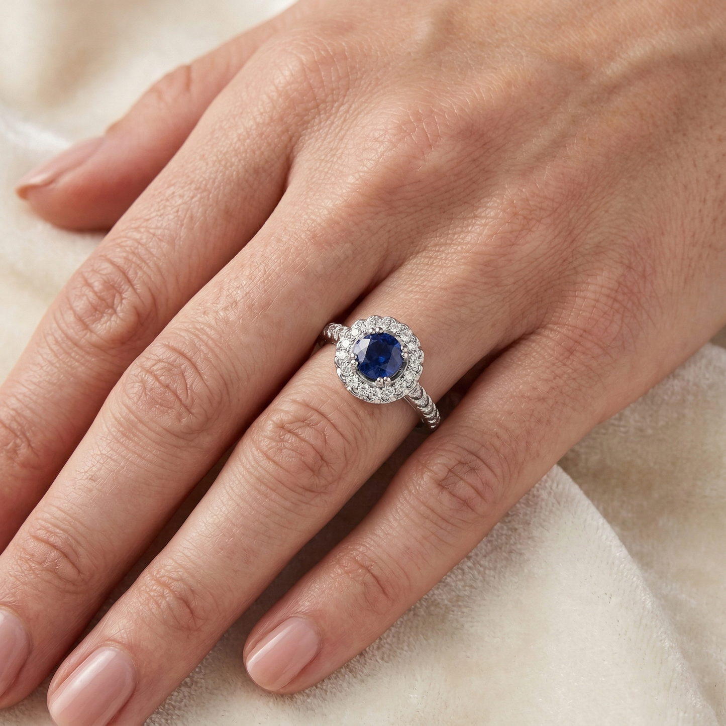 anello con zaffiro blu e diamanti dello Sri Lanka da 1,60 ct con oro bianco 14K