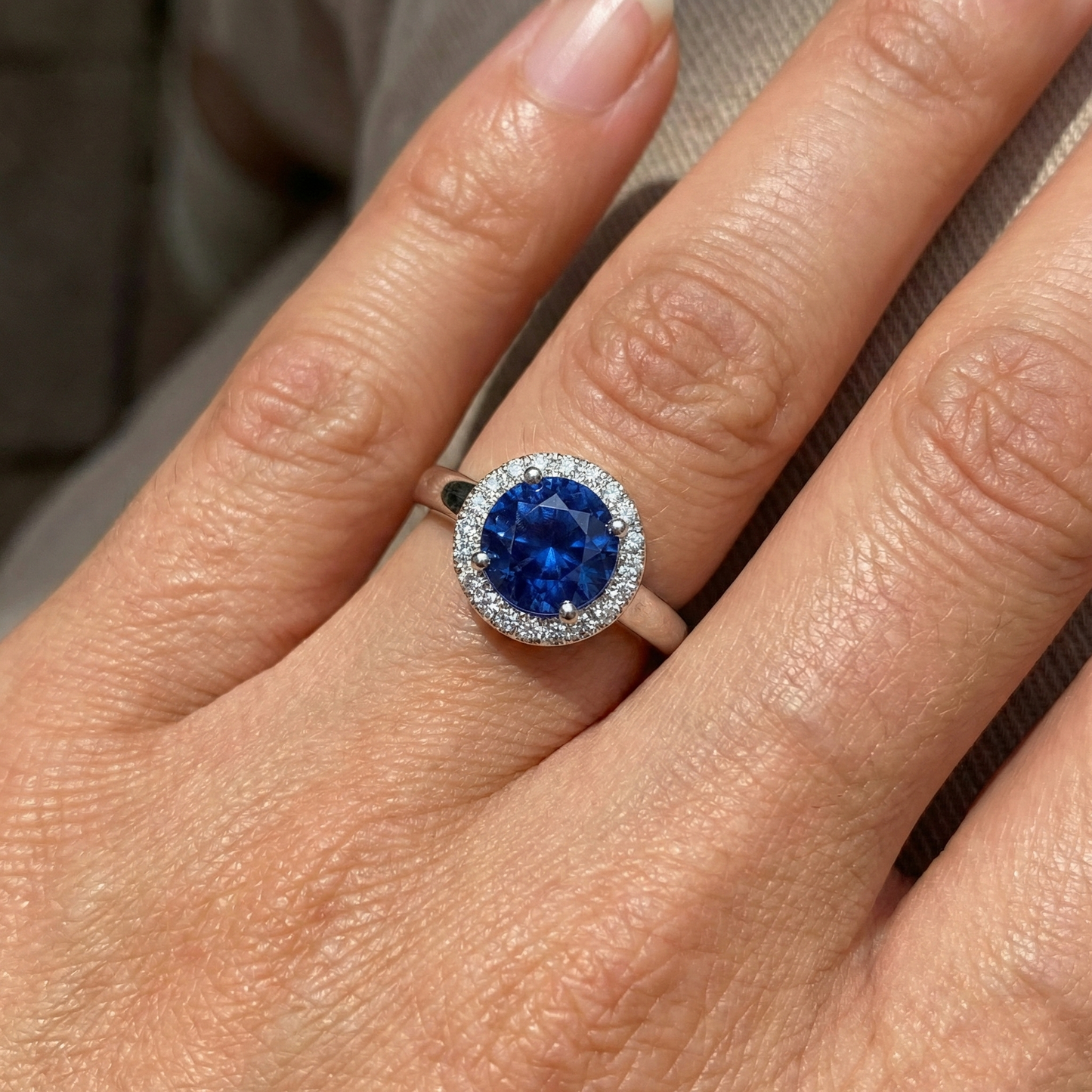 anello solitario con zaffiro di Ceylon da 2,80 carati e accenti di diamanti WG in oro bianco 14K