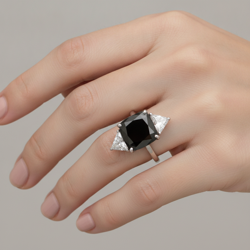 Anello di Fidanzamento Nero da Donna con Diamante Autentico Taglio Cuscino da 3,6 Carati a Tre Pietre Trilliant in Oro Bianco 14K