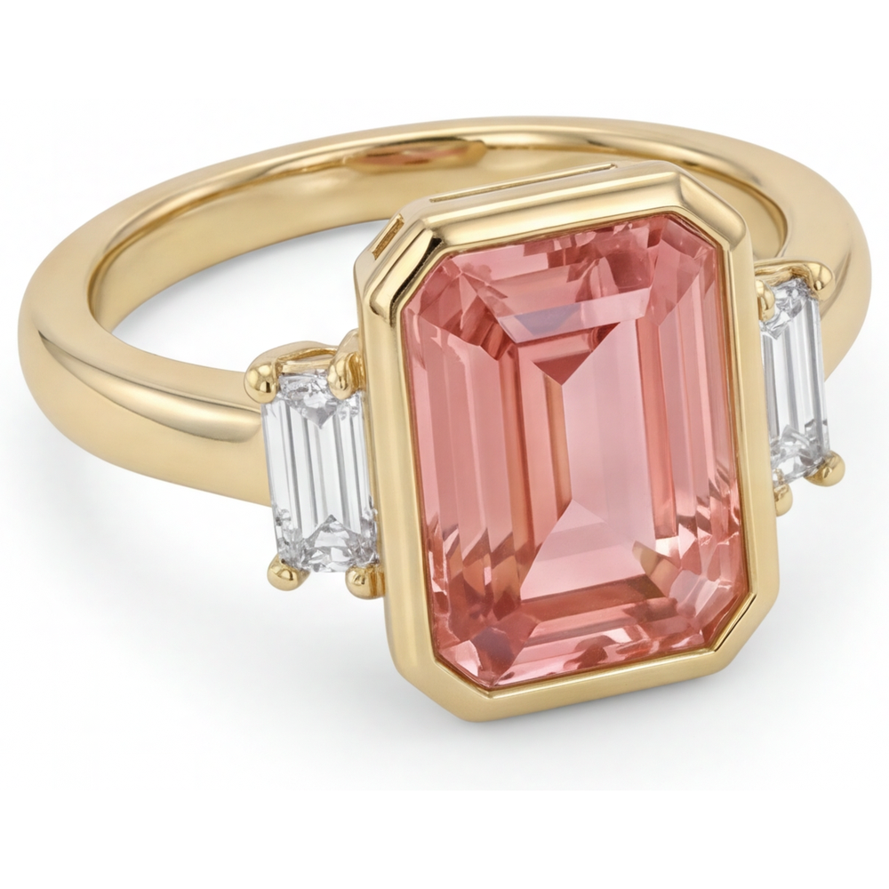 Anello a tre pietre con zaffiro Padparadscha creato in laboratorio da 4,6 carati taglio smeraldo e baguette bianchi con lunetta in Oro Giallo 14K