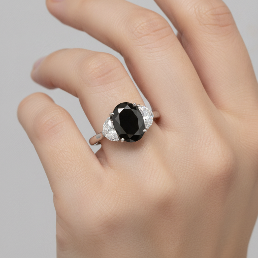 Anello Nuziale a Tre Pietre con Diamante Nero Autentico da 4,6 Carati Ovale e a Mezzaluna in Oro Bianco 14K