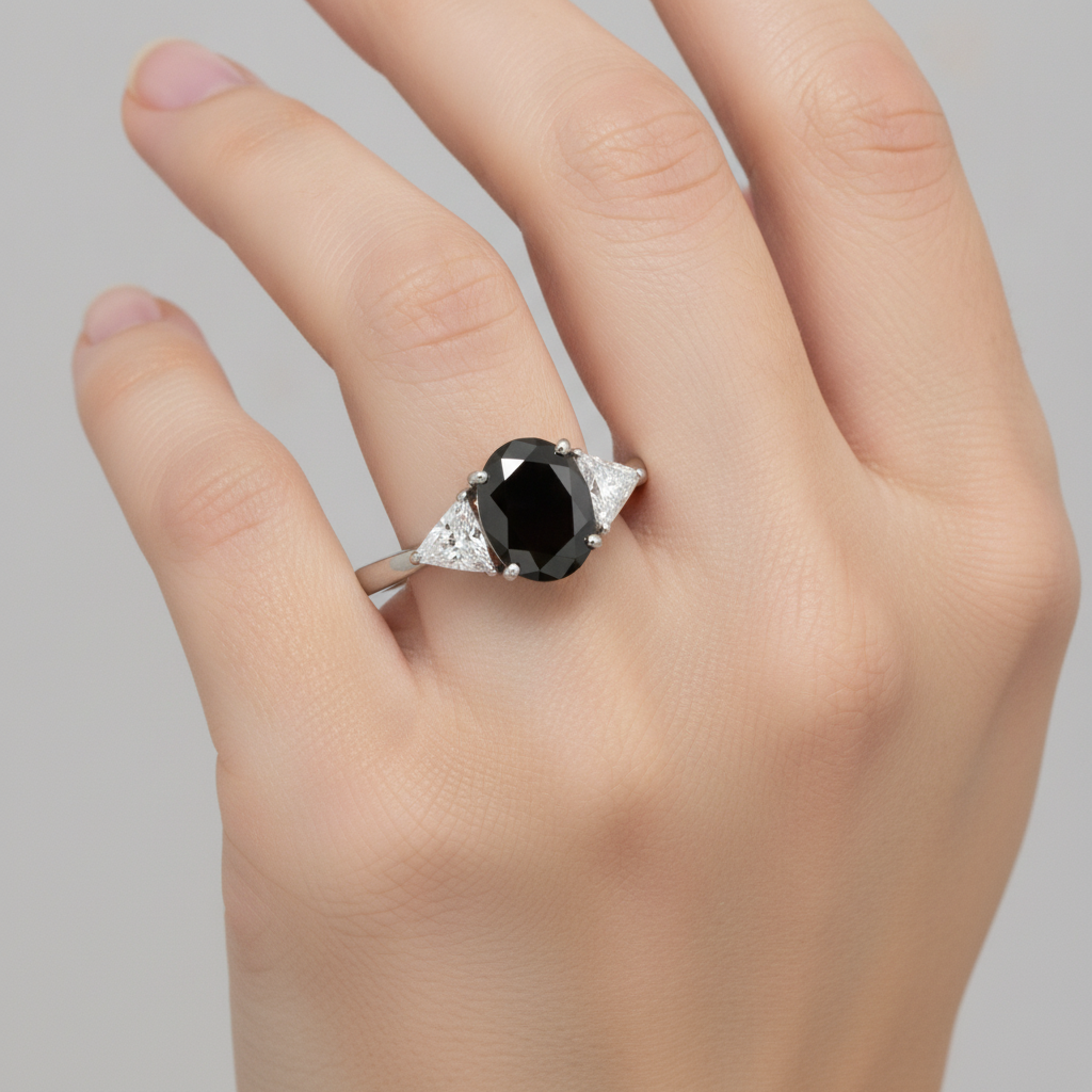 Anello di Fidanzamento Nero da Donna con Diamante Ovale Naturale da 3,6 Carati a Tre Pietre Taglio Trilliant in Oro Bianco 14K