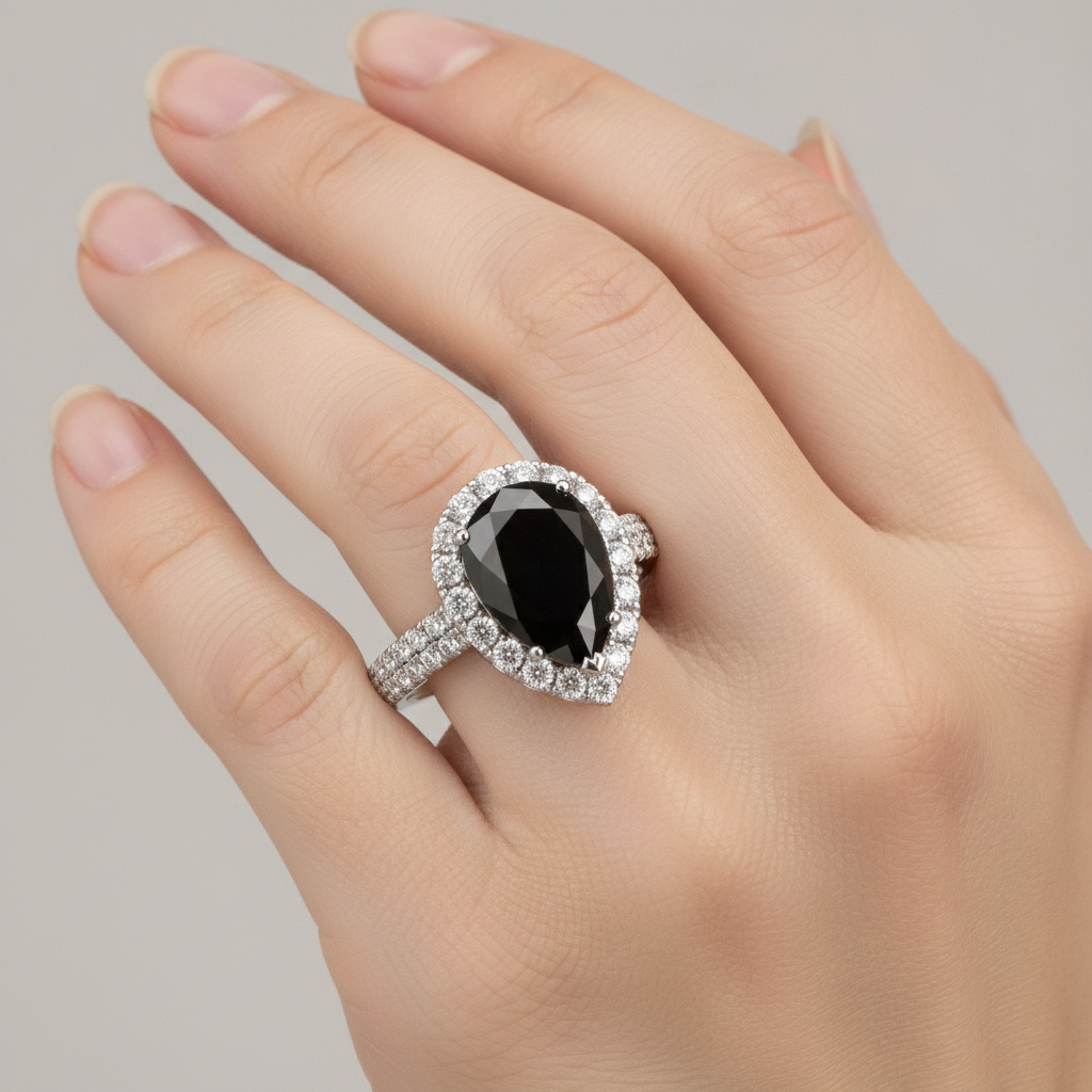 Anello con Diamante Nero Naturale da 6 Carati Taglio a Goccia Halo in Oro Bianco 14 Carati