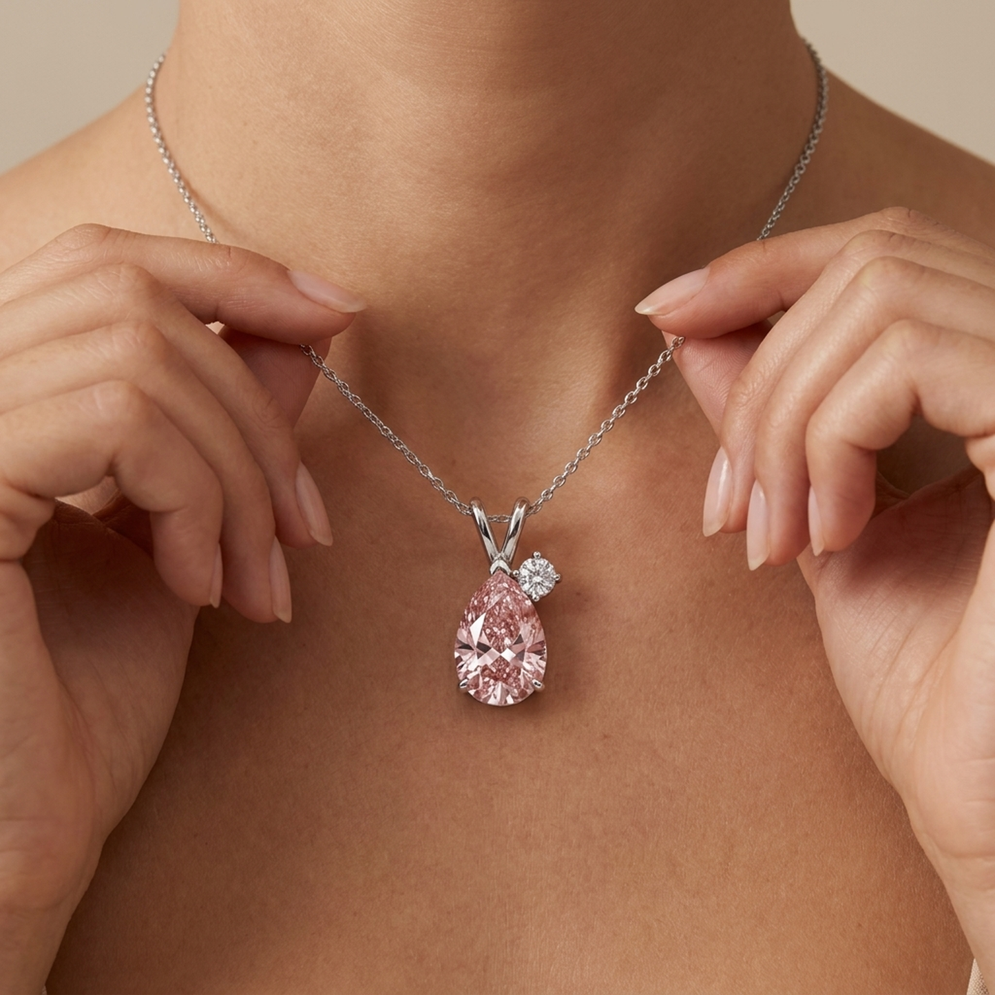 Collana con pendente con diamante rosa da 3,15 carati e contromaglia con dettagli a goccia