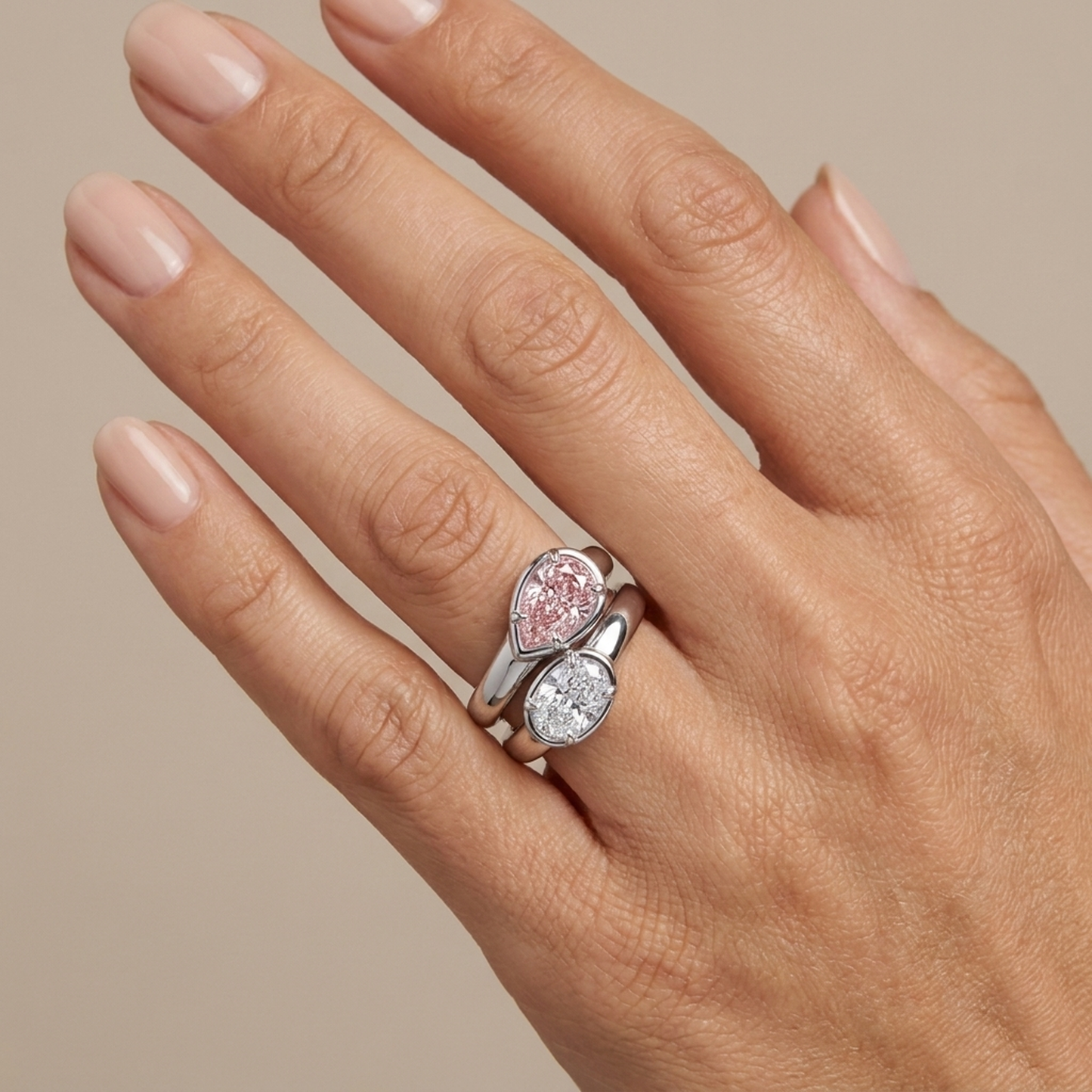Anello Toi et Moi contrarié con diamante rosa a goccia da 3,2 carati