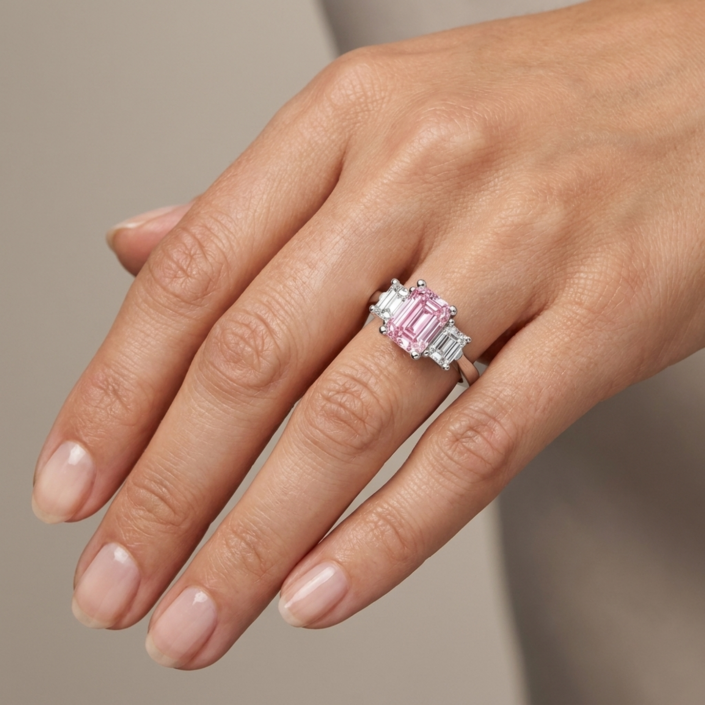 Anello con diamante rosa taglio smeraldo da 3,4 carati