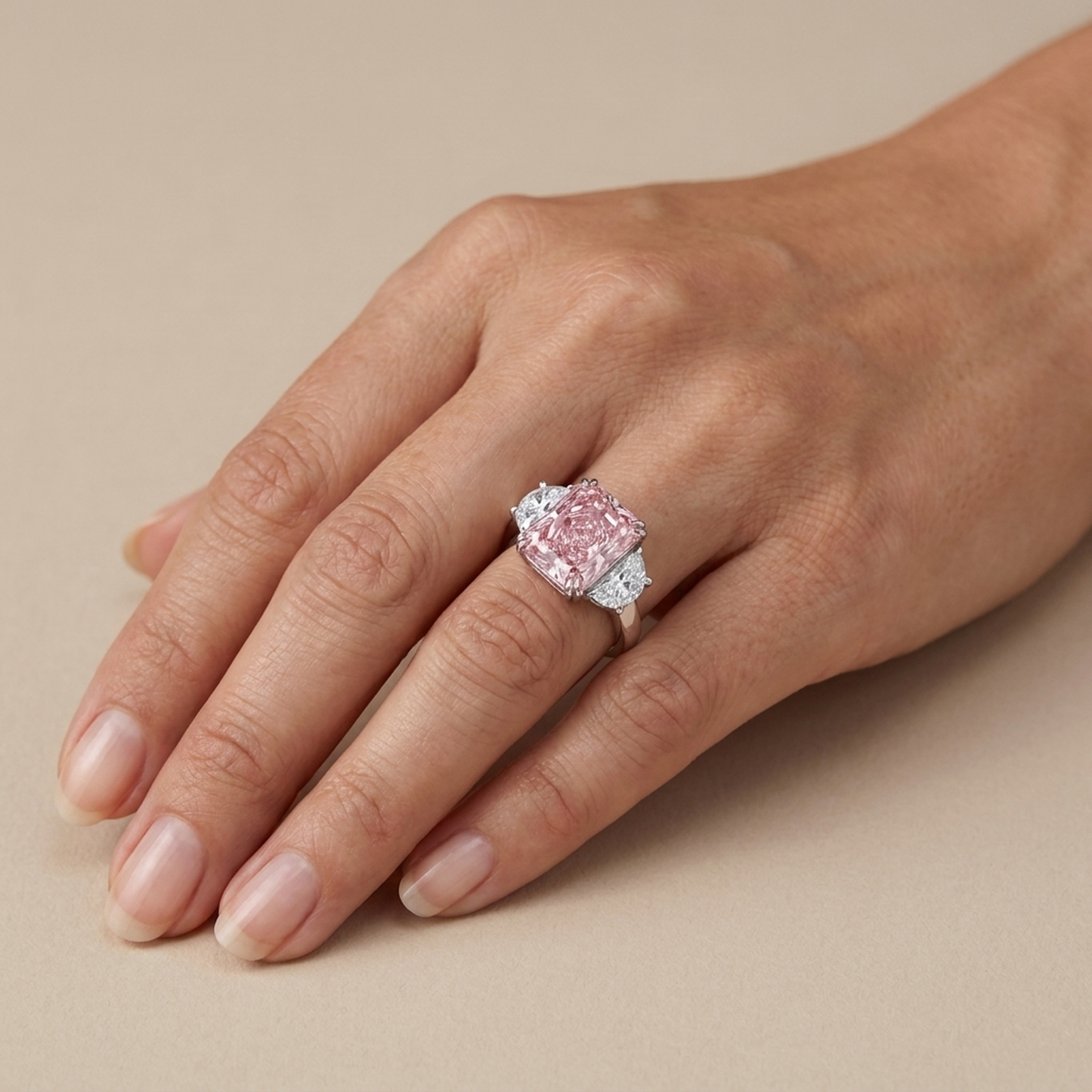 Anello con diamante rosa taglio radiant da 4,5 carati
