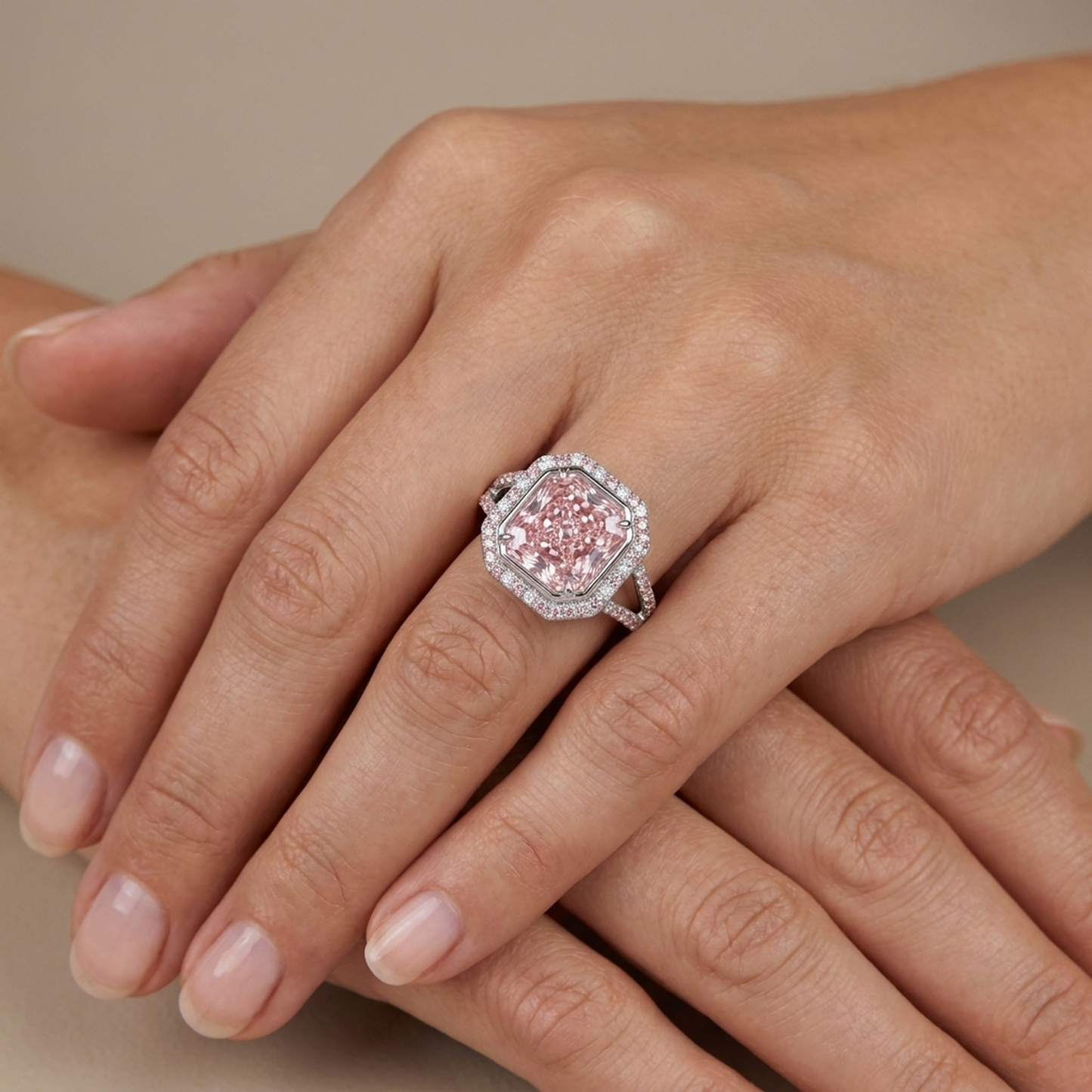 Anello con diamante rosa da 4,6 carati taglio radiant