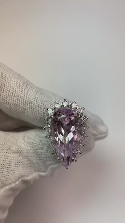 Anello in oro bianco 14 carati con kunzite a pera da 21.75 carati con diamanti rotondi