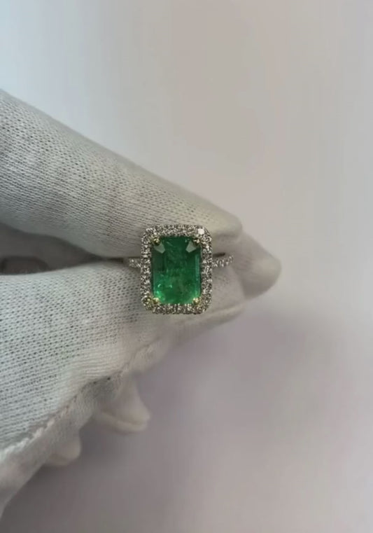 Anello Di Fidanzamento Con Verde Smeraldo Colombiano Diamante Halo 3.55 Carati In Oro Bianco