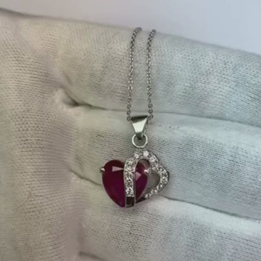 Collana con ciondolo in rubini taglio cuore da 5,60 ct con diamanti rotondi WG 14K