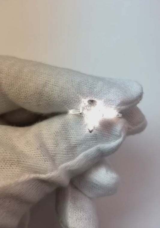 Anello di fidanzamento con tre pietre di diamante a forma di pera da 2.10 carati