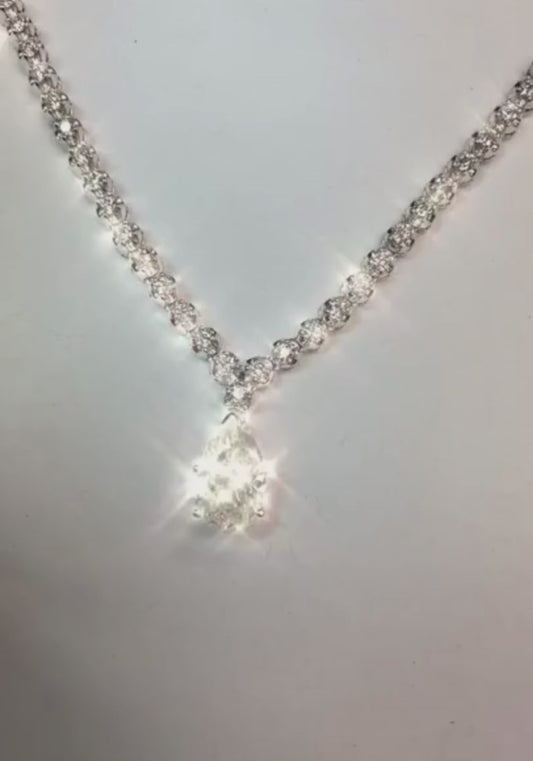Collana da donna in oro bianco con pera e diamanti tondi da 18 carati