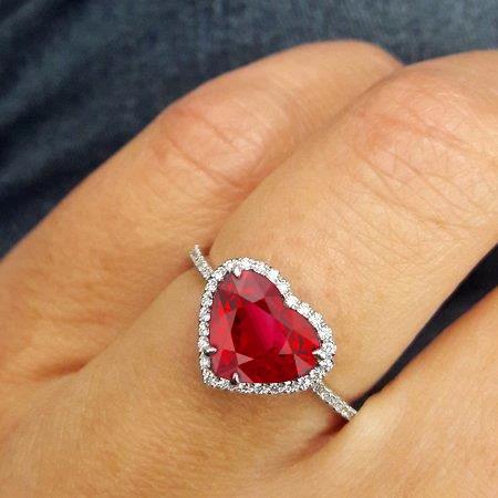 Anello a forma di cuore con rubini e diamanti in oro bianco 14 kt 5,35 ct - harrychadent.it