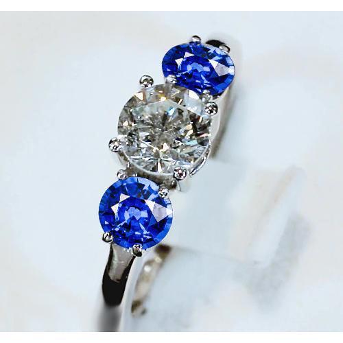 Anello con 3 pietre. diamante e zaffiro blu. 3.50 carati. incastonato a cattedrale - harrychadent.it