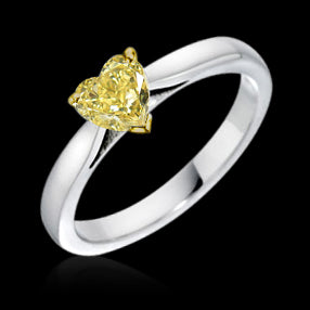 Anello con diamante giallo canarino a cuore con montatura a griffe in oro 14K