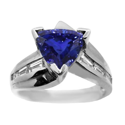 Anello da donna Trillion di zaffiri con canale incastonato di diamanti 2 carati