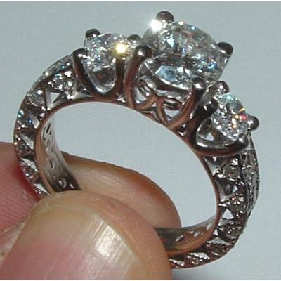 Anello di fidanzamento con 3 pietre in stile antico in filigrana da 2.51 carati - harrychadent.it