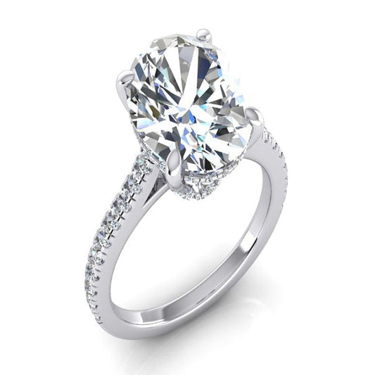 Anello di fidanzamento con diamante ovale Halo nascosto con accenti 5.50 carati