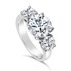Anello di fidanzamento in oro bianco con tre diamanti a taglio rotondo e tre pietre da 4 carati
